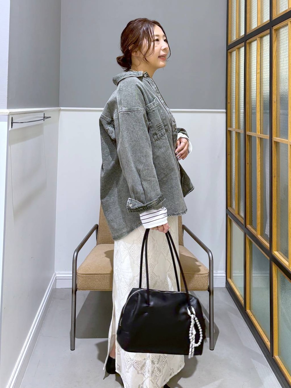 ブラック系のパンプス、グリーン系のシャツ/ブラウス、ホワイト系のスカートを着用したレディースの春コーディネートの5枚目の写真