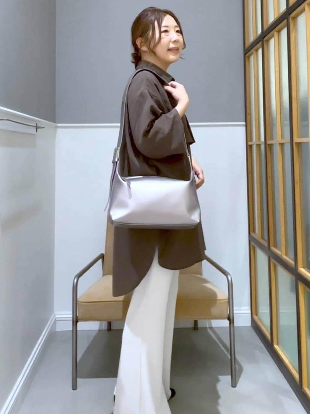 その他のショルダーバッグ、ブラウン系のシャツ/ブラウス、ブラック系のパンプスを着用したレディースの春コーディネートの4枚目の写真