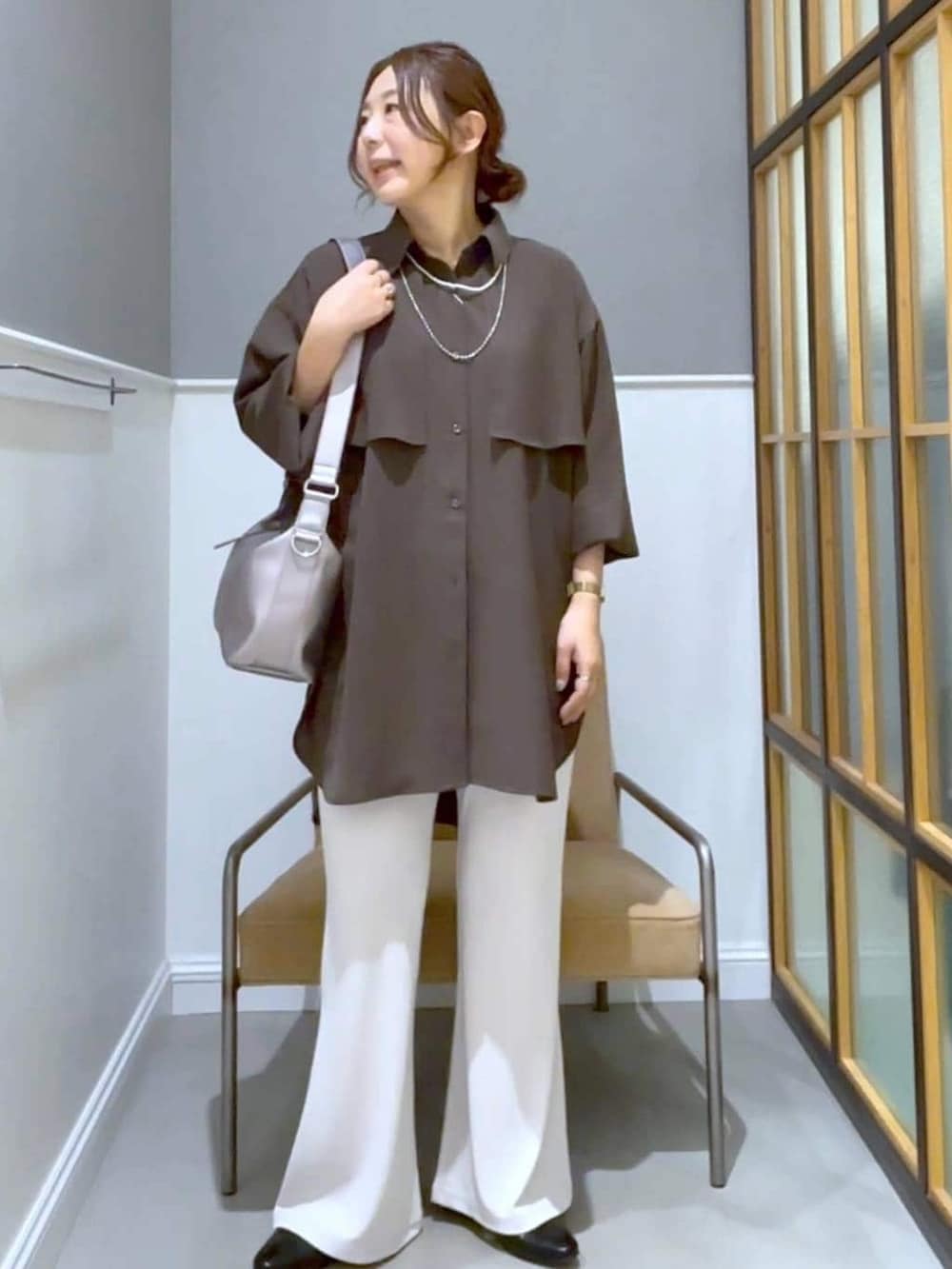 その他のショルダーバッグ、ブラウン系のシャツ/ブラウス、ブラック系のパンプスを着用したレディースの春コーディネートの6枚目の写真