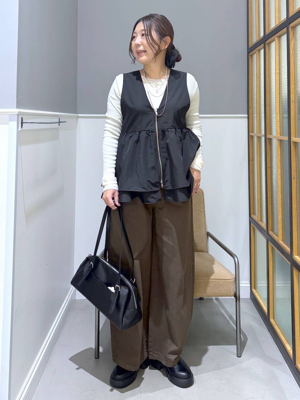 ブラック系のサンダル、ブラック系のボストンバッグ、ホワイト系のTシャツ/カットソーを着用したレディースの春コーディネートの6枚目の写真