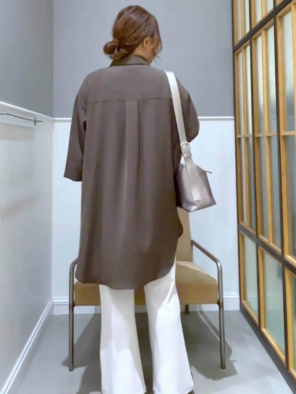 その他のショルダーバッグ、ブラウン系のシャツ/ブラウス、ブラック系のパンプスを着用したレディースの春コーディネートの3枚目の写真