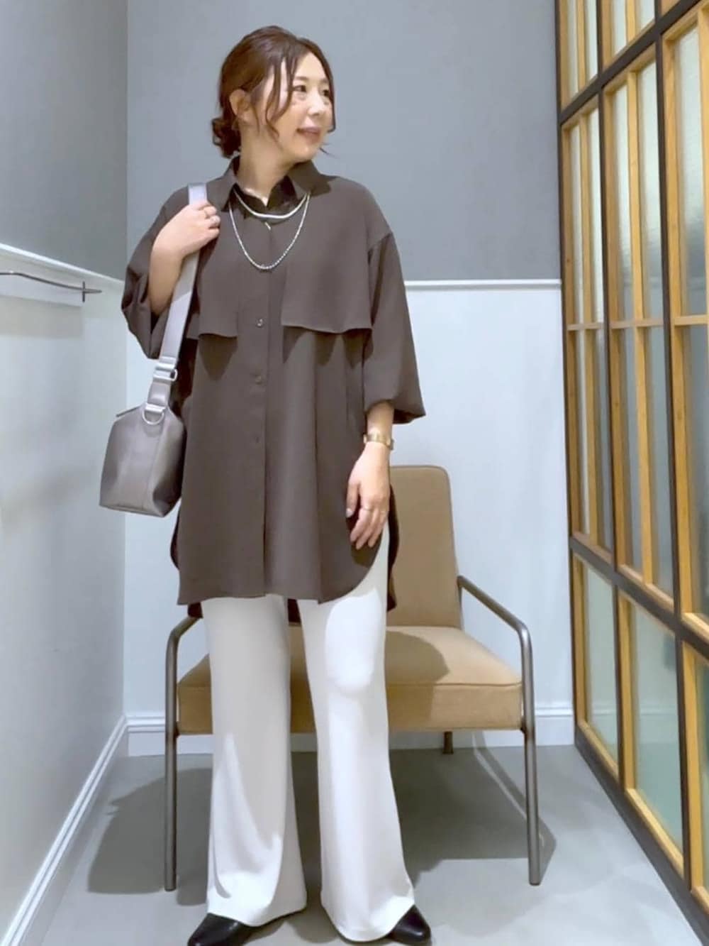 その他のショルダーバッグ、ブラウン系のシャツ/ブラウス、ブラック系のパンプスを着用したレディースの春コーディネートの5枚目の写真