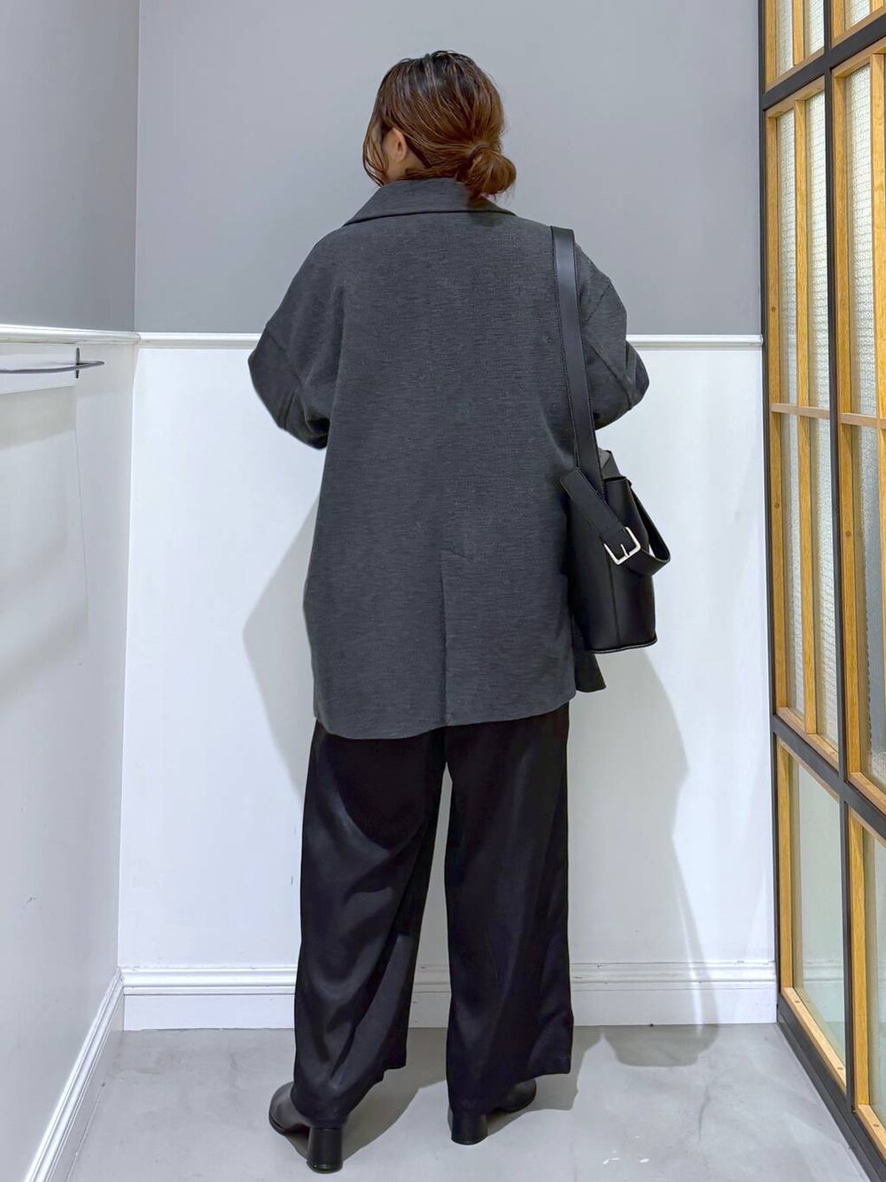 グレー系のその他アウター、ホワイト系のニット/セーター、ブラック系のショルダーバッグを着用したレディースの秋コーディネートの3枚目の写真