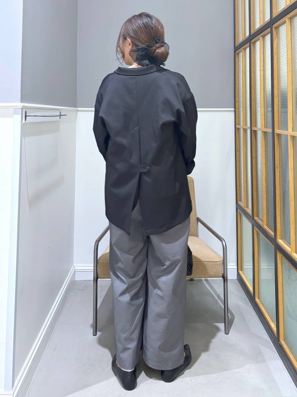 ブラック系のボストンバッグ、ホワイト系のTシャツ/カットソー、ブラック系のパンプスを着用したレディースの冬コーディネートの7枚目の写真