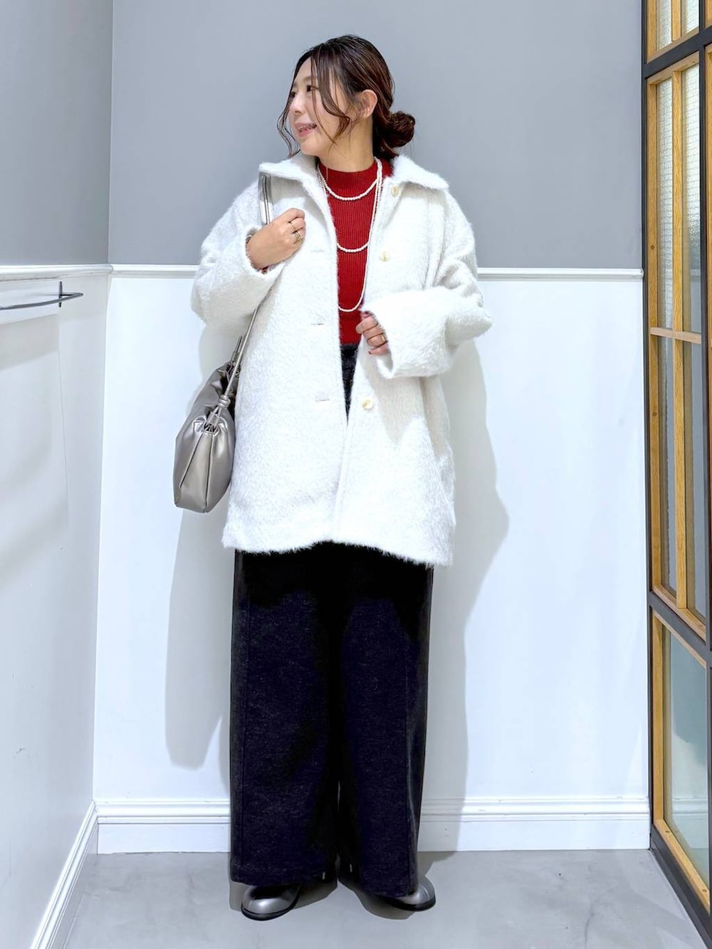 グレー系のその他パンツ、レッド系のニット/セーター、その他のブーツを着用したレディースの冬コーディネートの5枚目の写真