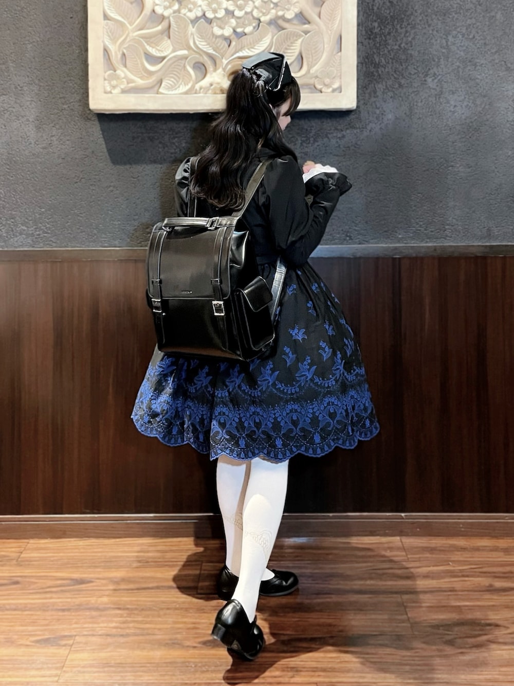 ブラック系のジャンパースカート、ブラック系のジャケット/アウター、ホワイト系のシャツ/ブラウスを着用したレディースの春コーディネートの2枚目の写真