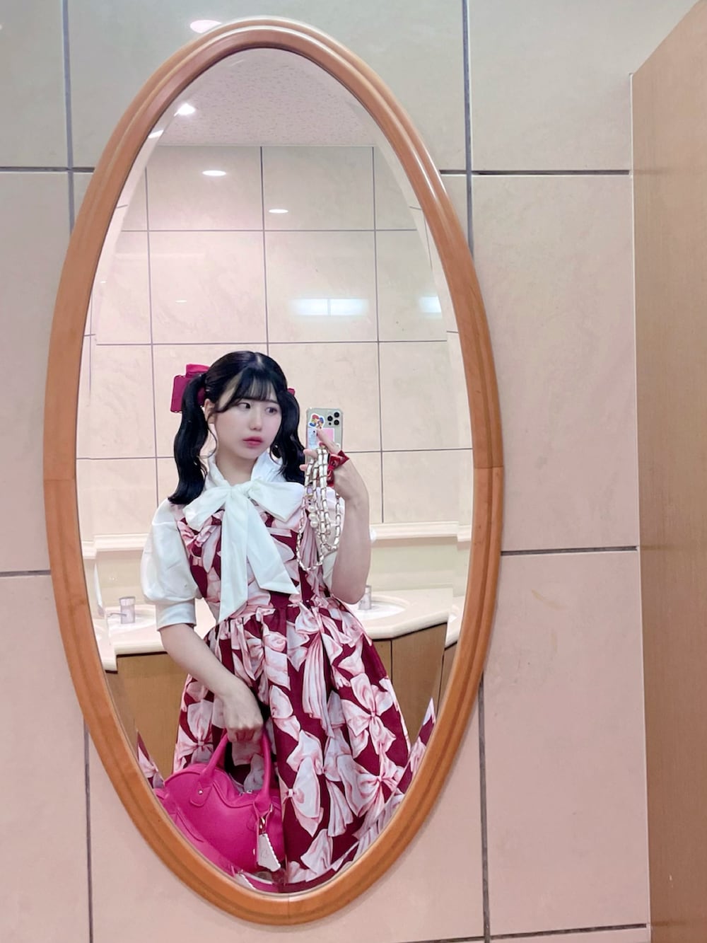 その他のワンピース/ドレス、その他のハンドバッグ、ブラック系のローファーを着用したレディースの夏コーディネートの2枚目の写真