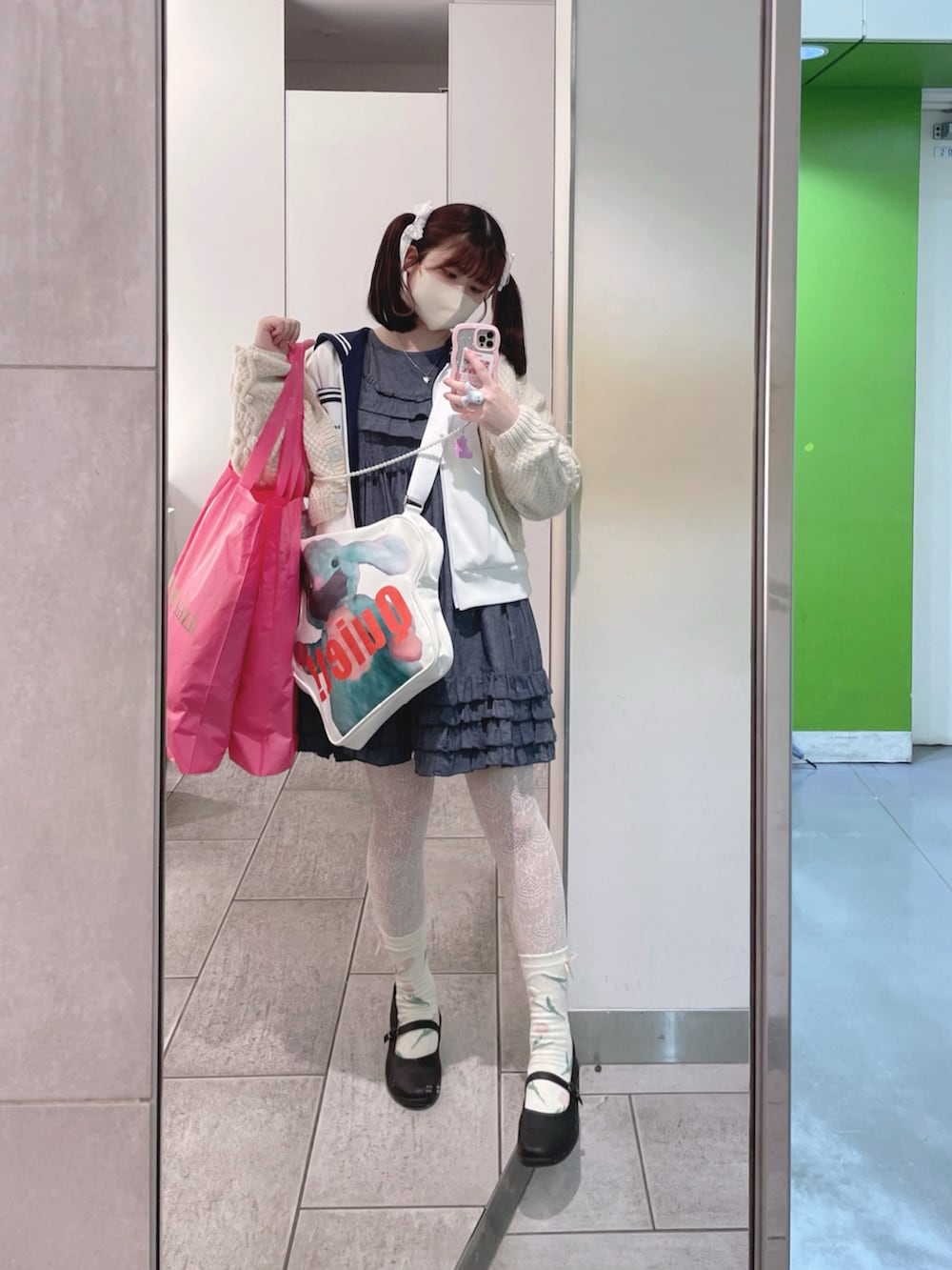 「春のおしゃ見えテクニック、春服、春服コーデ、カジュアルガーリー、セーラーカラー、フリル、ジャージ、トラックジャケット、ニット、バレエシューズ、春ニット」｜「keisuke kandaのアイテム（ジャージ、ホワイト系）」を使った、愛ゆえにさん（骨格ウェーブ・レディース・154cm）の春コーディネートの2枚目の写真