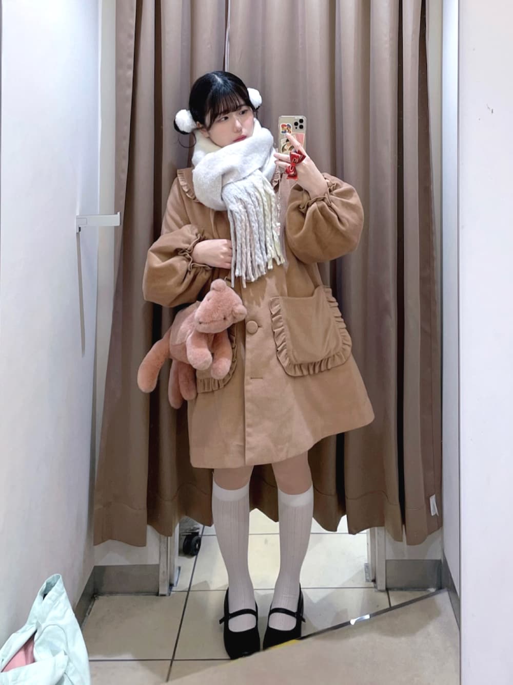 レッド系のトップス、ホワイト系のシャツ/ブラウス、ブラウン系のショルダーバッグを着用したレディースの冬コーディネートの2枚目の写真