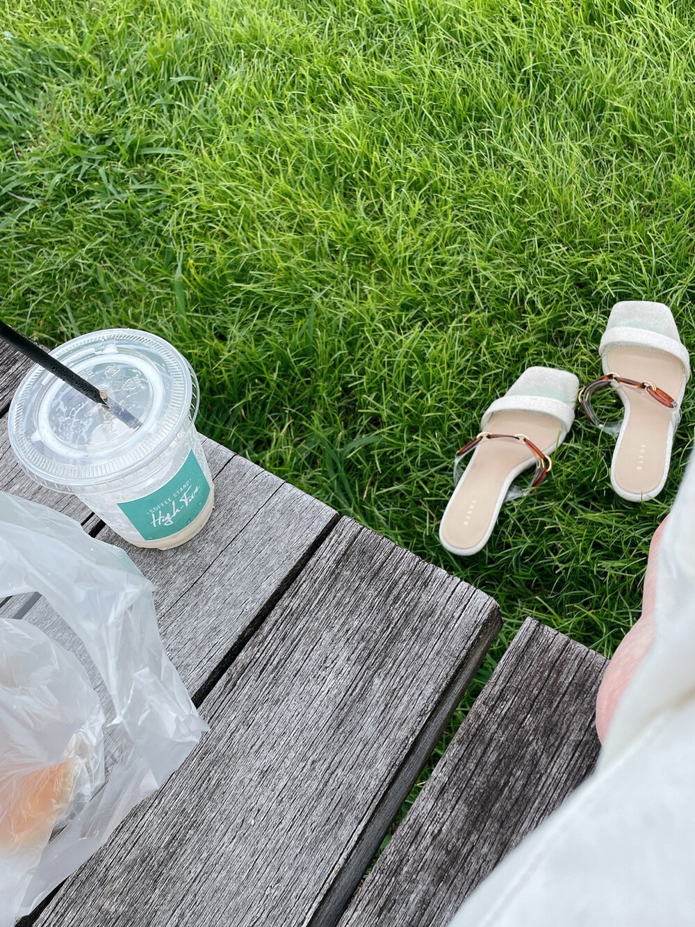 グリーン系のTシャツ/カットソー、ホワイト系のデニムパンツ、ベージュ系のサンダルを着用したレディースの夏コーディネートの2枚目の写真