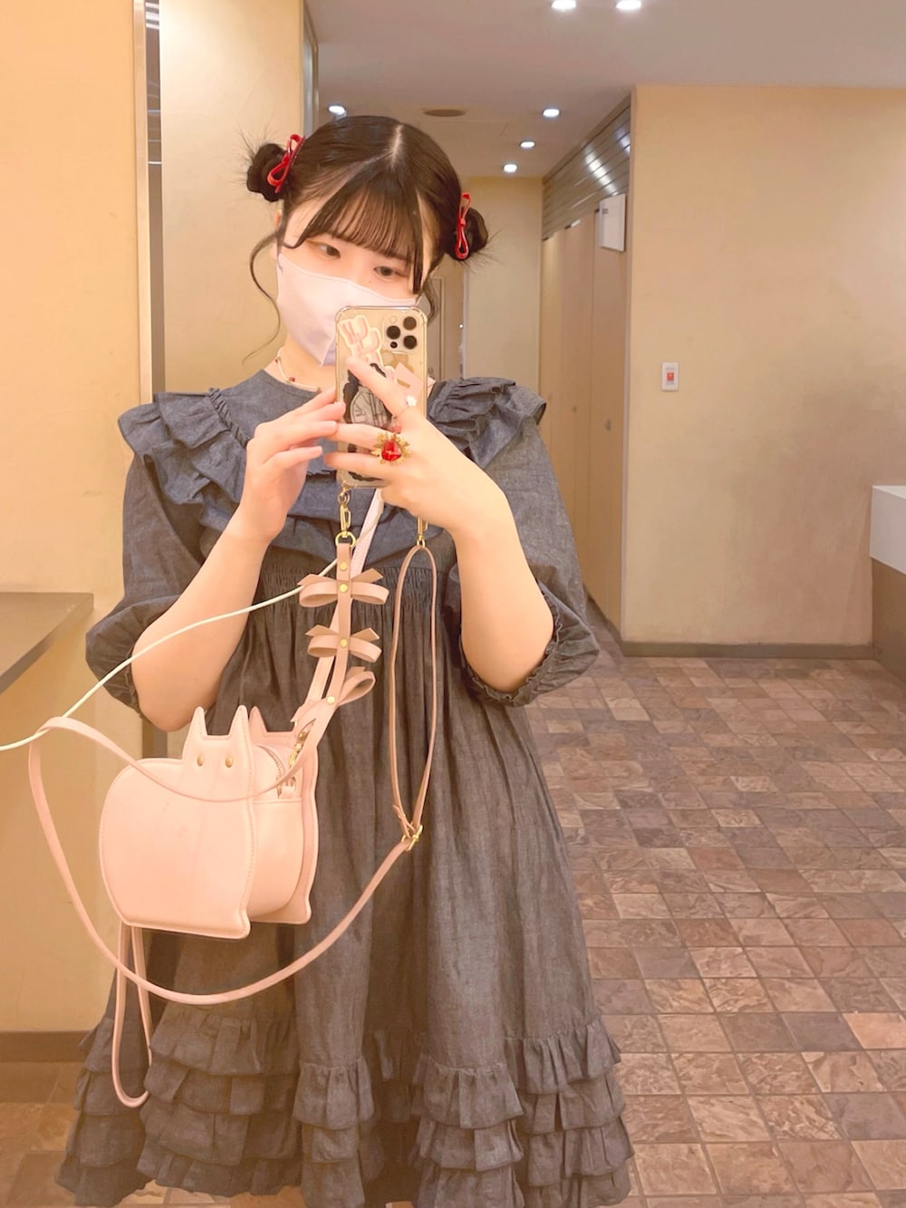 グレー系のサンダル、ピンク系のショルダーバッグ、ブルー系のワンピース/ドレスを着用したレディースの春コーディネートの2枚目の写真