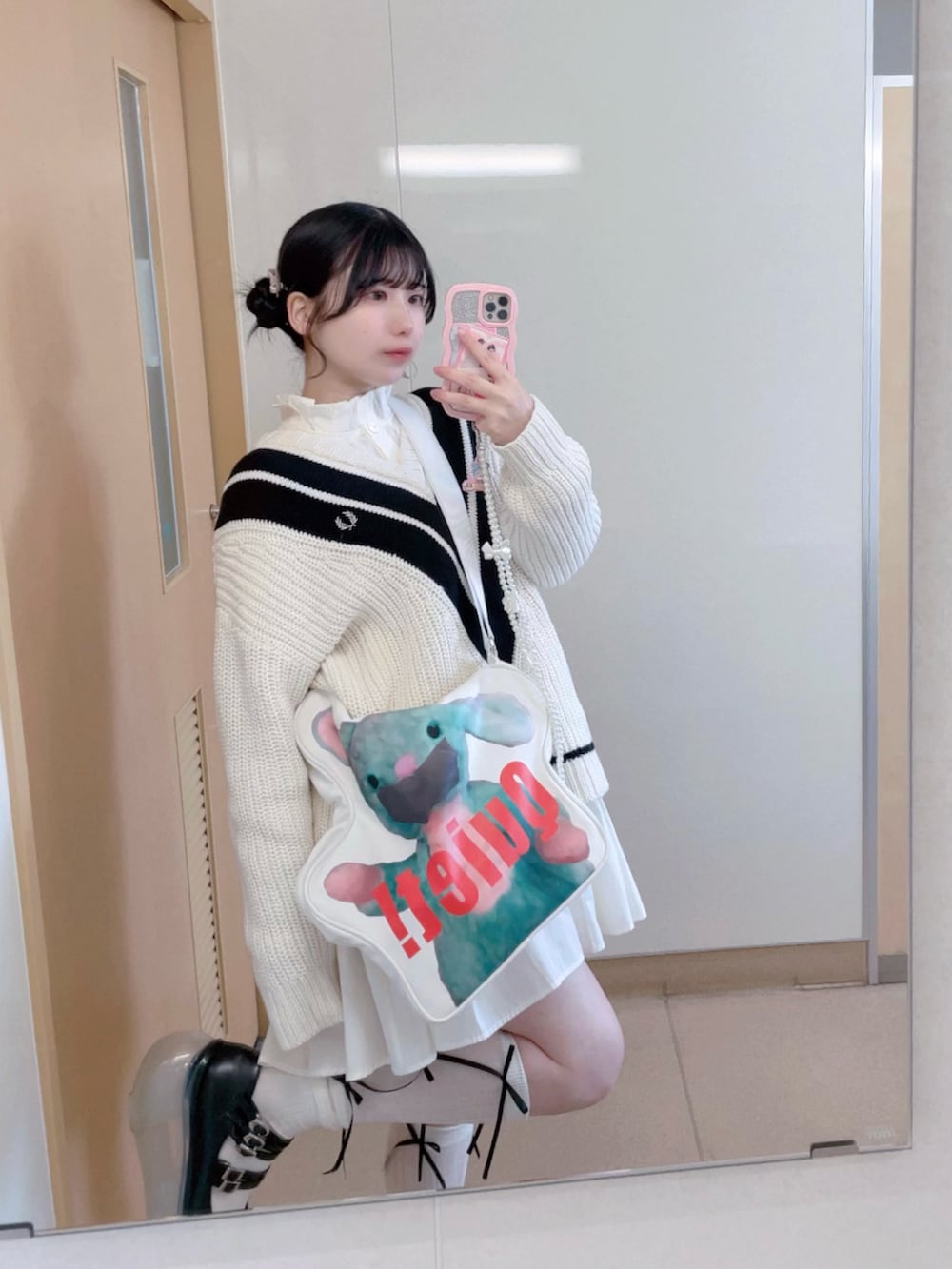 ベージュ系のニット/セーター、その他のショルダーバッグ、ブラック系のシューズを着用したレディースの春コーディネートの2枚目の写真