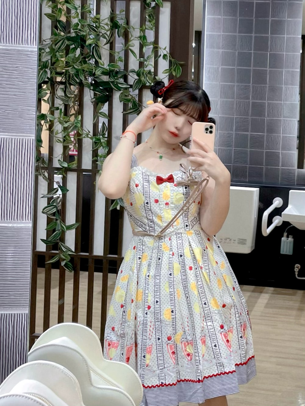 ブルー系のワンピース/ドレス、レッド系のカーディガン/ボレロ、ホワイト系のショルダーバッグを着用したレディースの夏コーディネートの2枚目の写真