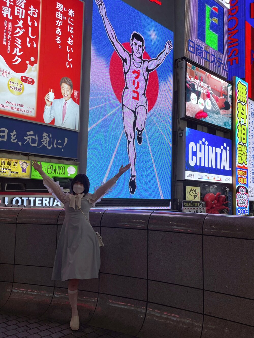「titty&Co.、ワンピーススタイル、フェミニン、韓国ファッション、USJ、淡色コーデ、GRL、ごきげんウィーク」｜「TITTY&CO.の袖フリルリボンタイワンピース（ワンピース、ブルー系）」を使った、愛ゆえにさん（レディース・154cm）の春コーディネートの2枚目の写真