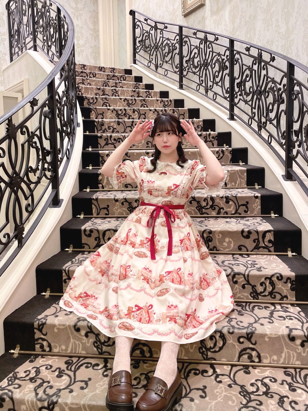 「ショルダーバッグ、ガーリー、ロリータ、ロリィタ、パーティースタイル、ワントーンコーデ」｜「axes femme kawaiiのお菓子の家柄ワンピース（ワンピース、ホワイト系）」を使った、愛ゆえにさん（レディース・154cm）の春コーディネートの2枚目の写真