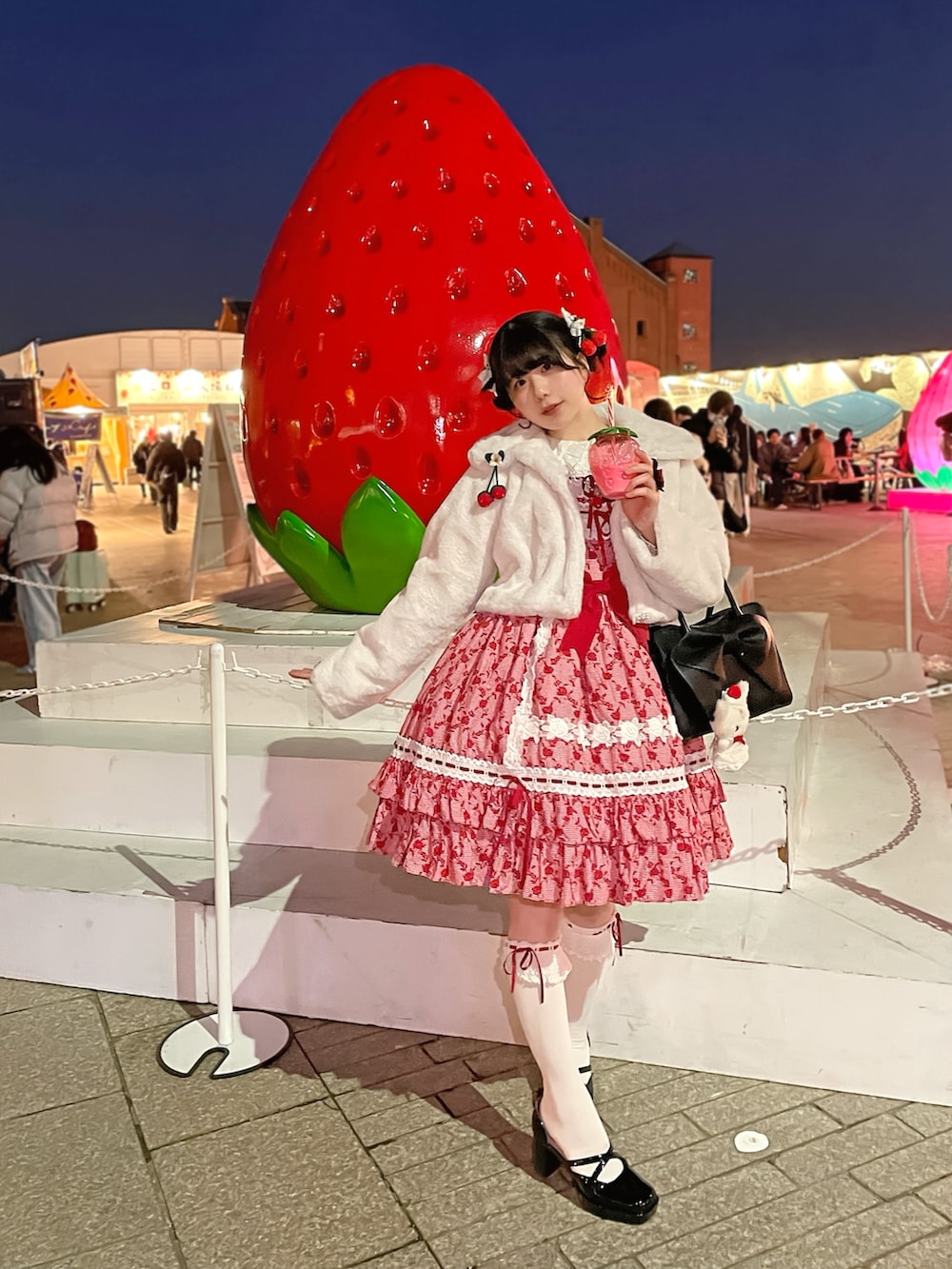 レッド系のワンピース/ドレス、ホワイト系のシャツ/ブラウス、ブラック系のパンプスを着用したレディースの冬コーディネートの2枚目の写真