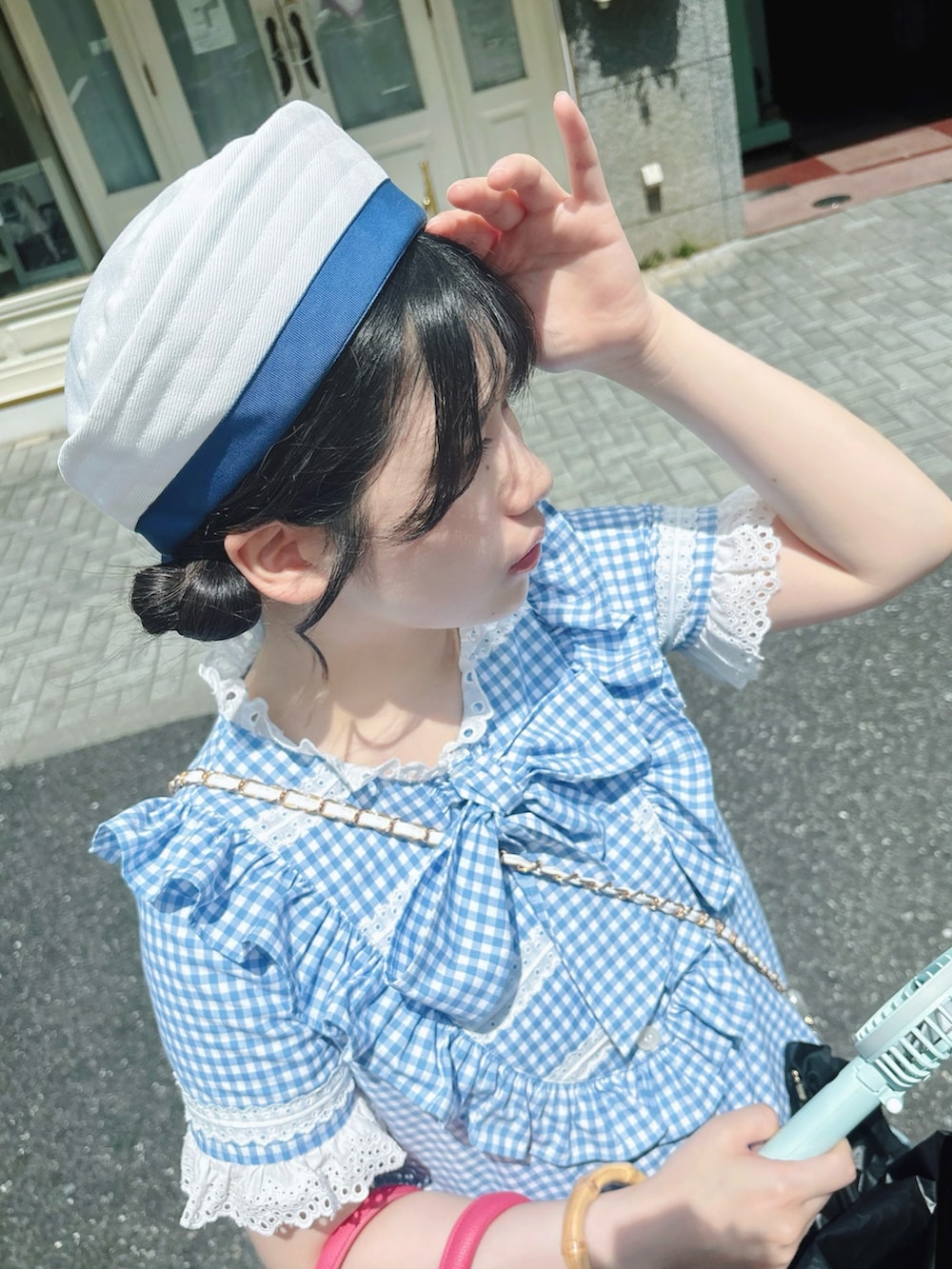 その他のワンピース、その他のハンドバッグ、ブラック系のローファーを着用したレディースの夏コーディネートの2枚目の写真