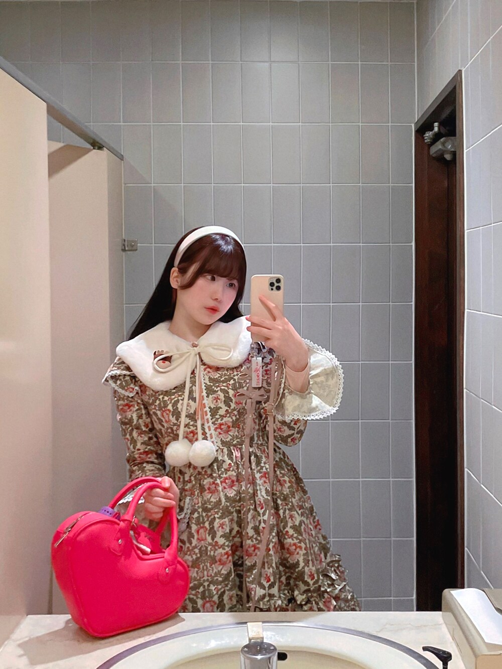 その他のワンピース、ホワイト系のその他アウター、その他のハンドバッグを着用したレディースの冬コーディネートの2枚目の写真