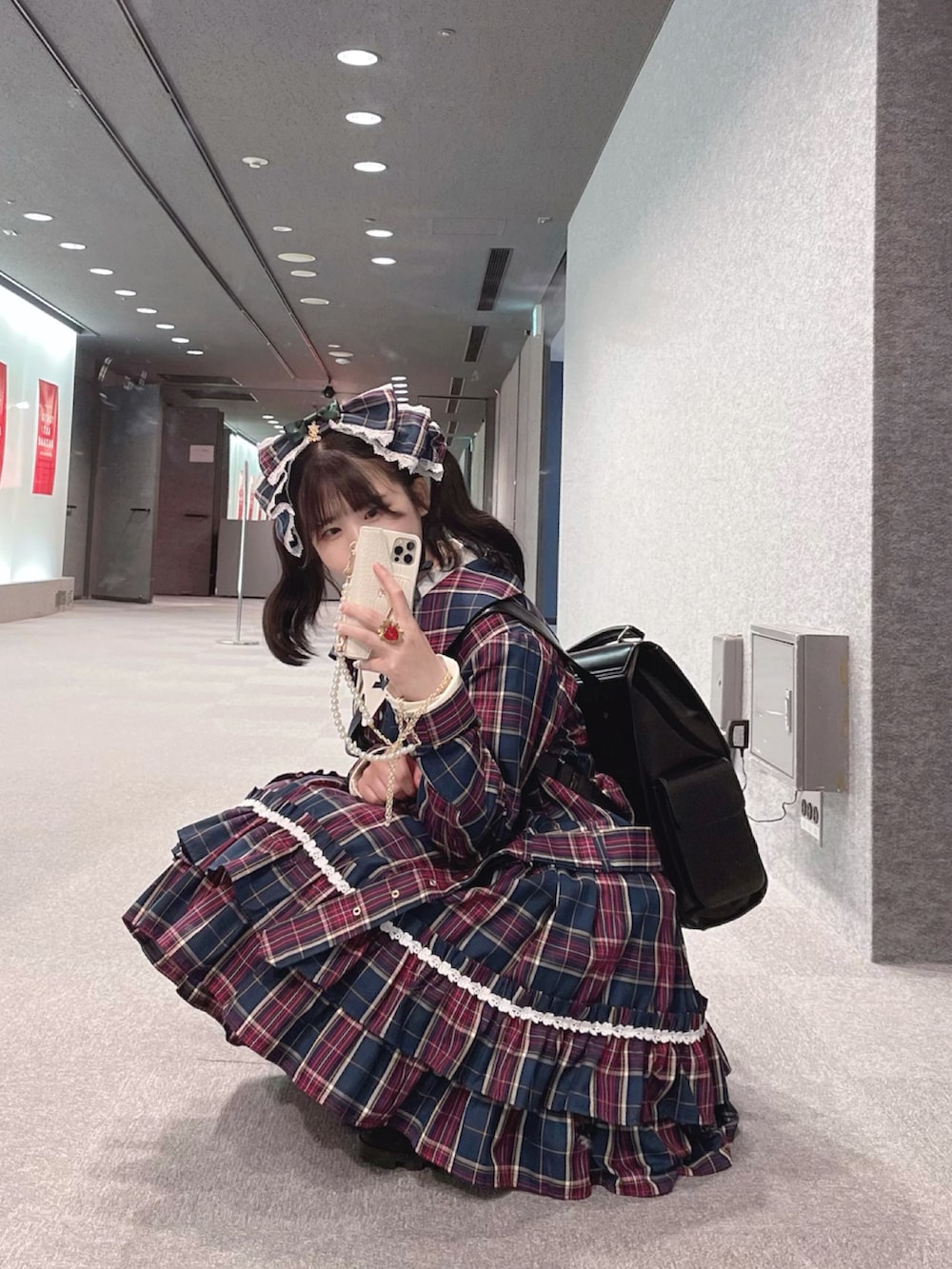 その他のシャツ/ブラウス、グリーン系のスカート、グリーン系のジャケット/アウターを着用したレディースの春コーディネートの2枚目の写真