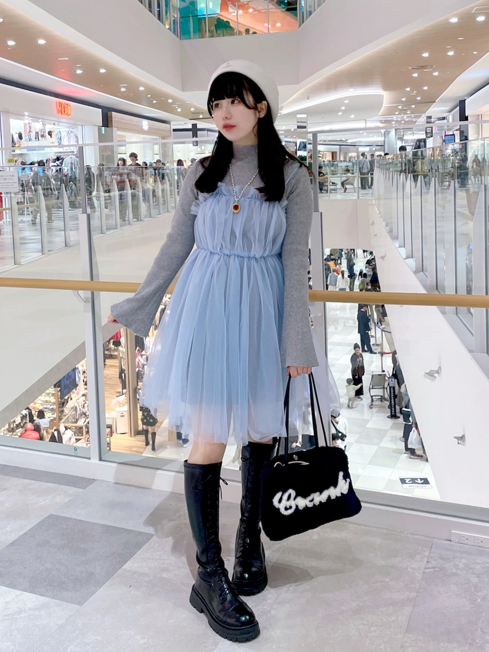 ホワイト系のノーカラージャケット、グレー系のワンピース、ブルー系のショルダーバッグを着用したレディースの秋コーディネートの2枚目の写真