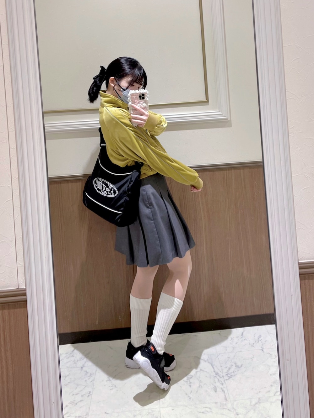 イエロー系のスウェット、ブラック系のトートバッグ、グレー系のその他パンツを着用したレディースの春コーディネートの2枚目の写真