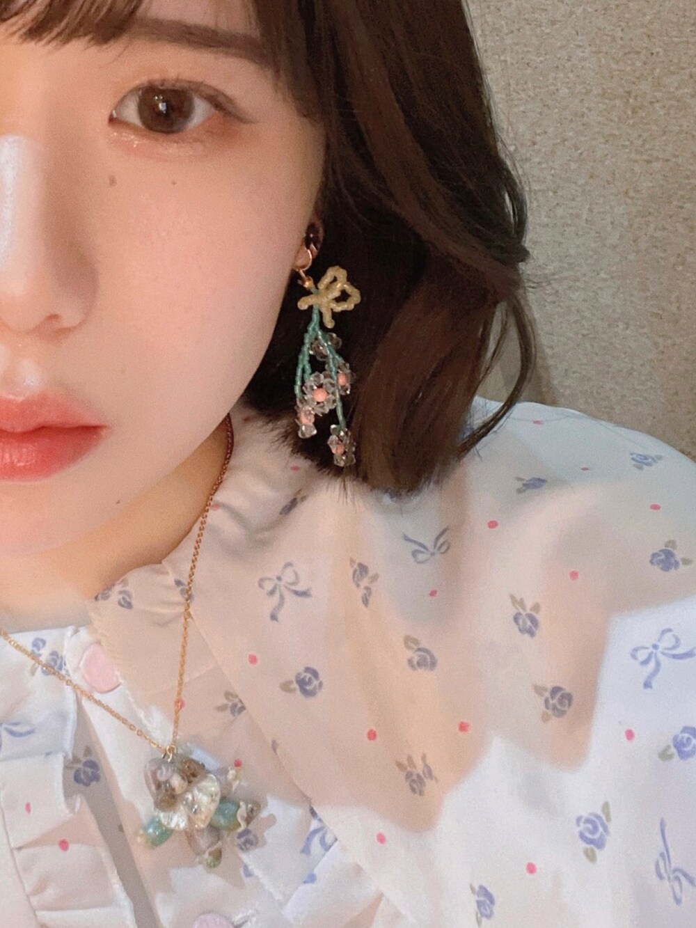 ホワイト系のシャツ/ブラウス、その他のスカート、ピンク系のトートバッグを着用したレディースの夏コーディネートの2枚目の写真