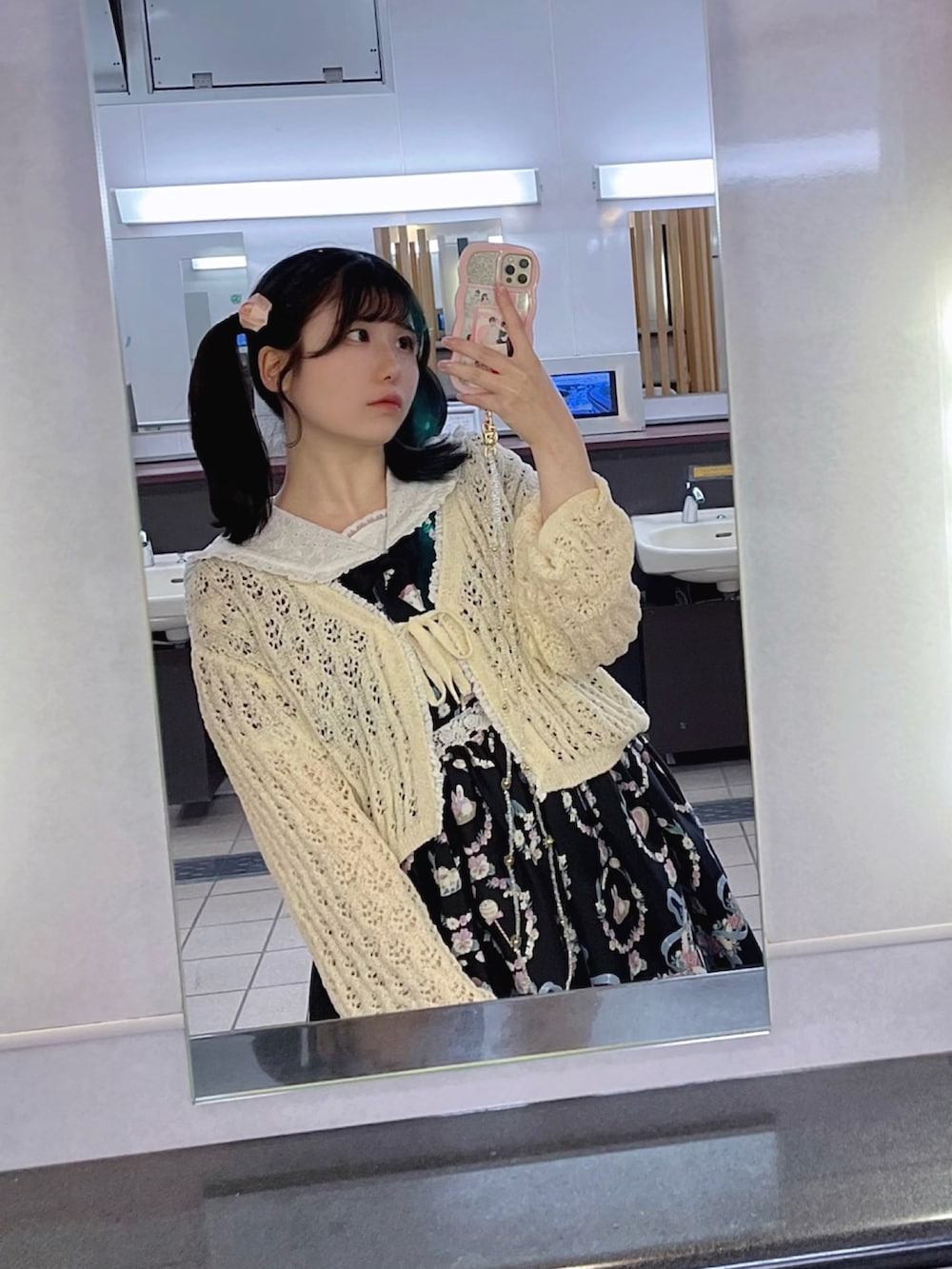 ブラック系のワンピース/ドレス、ブラック系のローファー、ベージュ系のカーディガン/ボレロを着用したレディースの春コーディネートの2枚目の写真