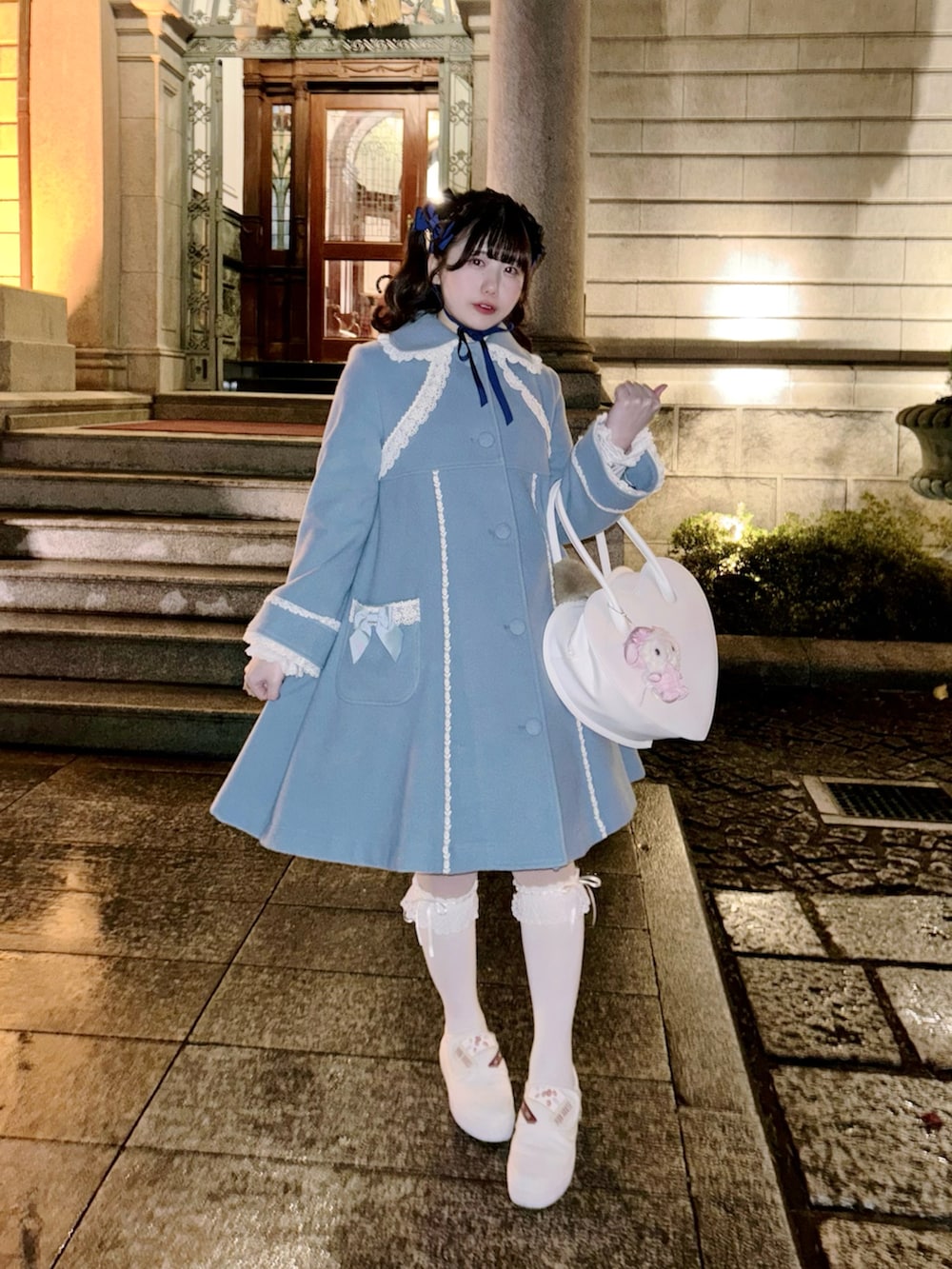 ブルー系のワンピース/ドレス、その他のハンドバッグ、ホワイト系のシャツ/ブラウスを着用したレディースの冬コーディネートの2枚目の写真