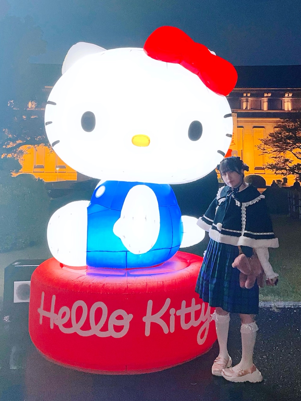 その他のジャンパースカート、ホワイト系のシャツ/ブラウス、ピンク系のショルダーバッグを着用したレディースの秋コーディネートの2枚目の写真