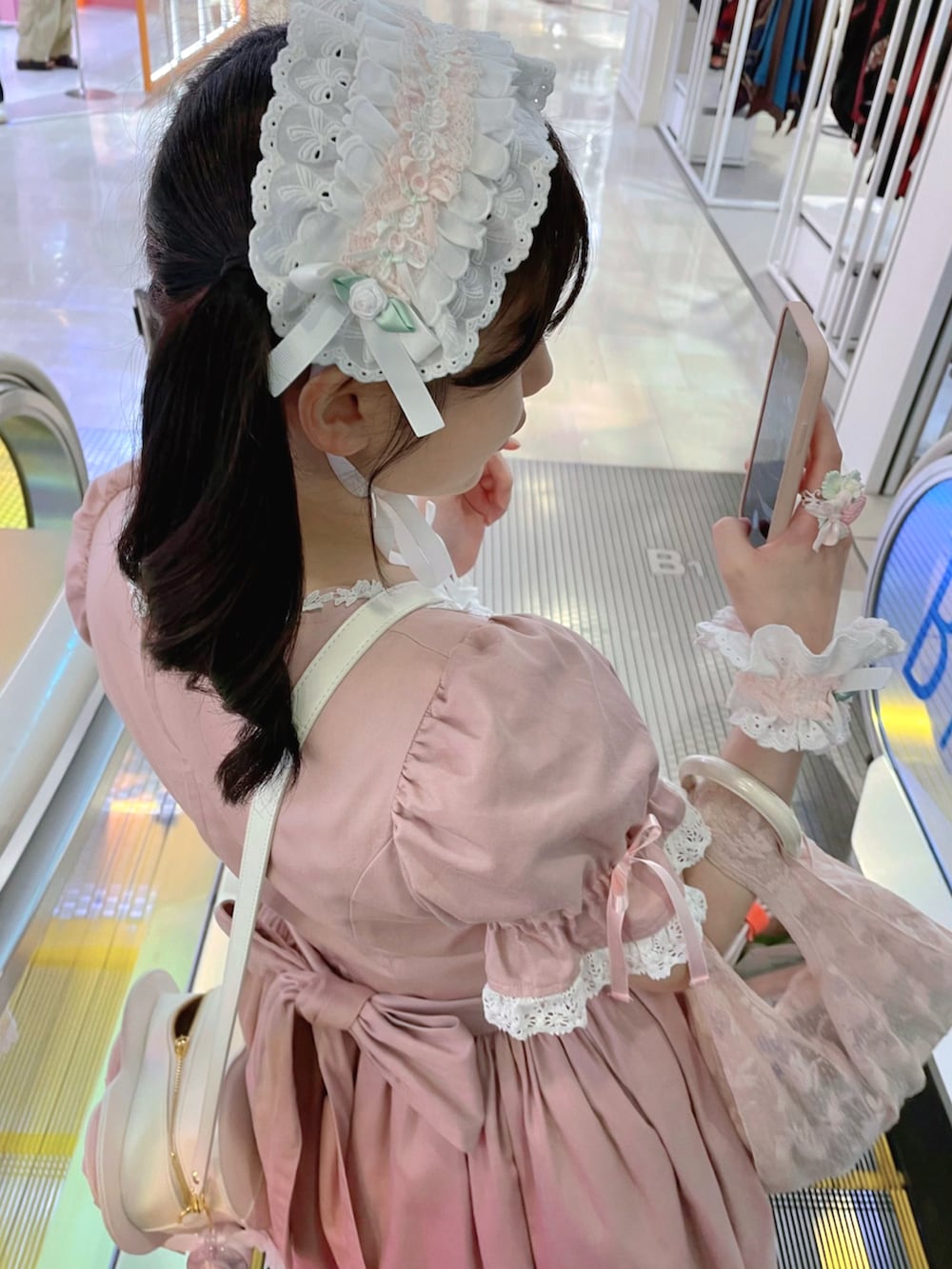 ピンク系のワンピース/ドレス、ホワイト系のショルダーバッグ、ブルー系のシューズを着用したレディースの秋コーディネートの2枚目の写真