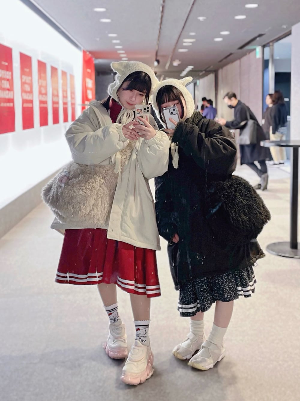 「プチプラ、ハーフジップ、カジュアルスタイル、ジャージ、トラックジャケット、ラフコーデ、冬服、ワンピースコーデ」｜「killremoteのアイテム（ワンピース/ドレス、レッド系）」を使った、愛ゆえにさん（骨格ウェーブ・レディース・154cm）の冬コーディネートの2枚目の写真