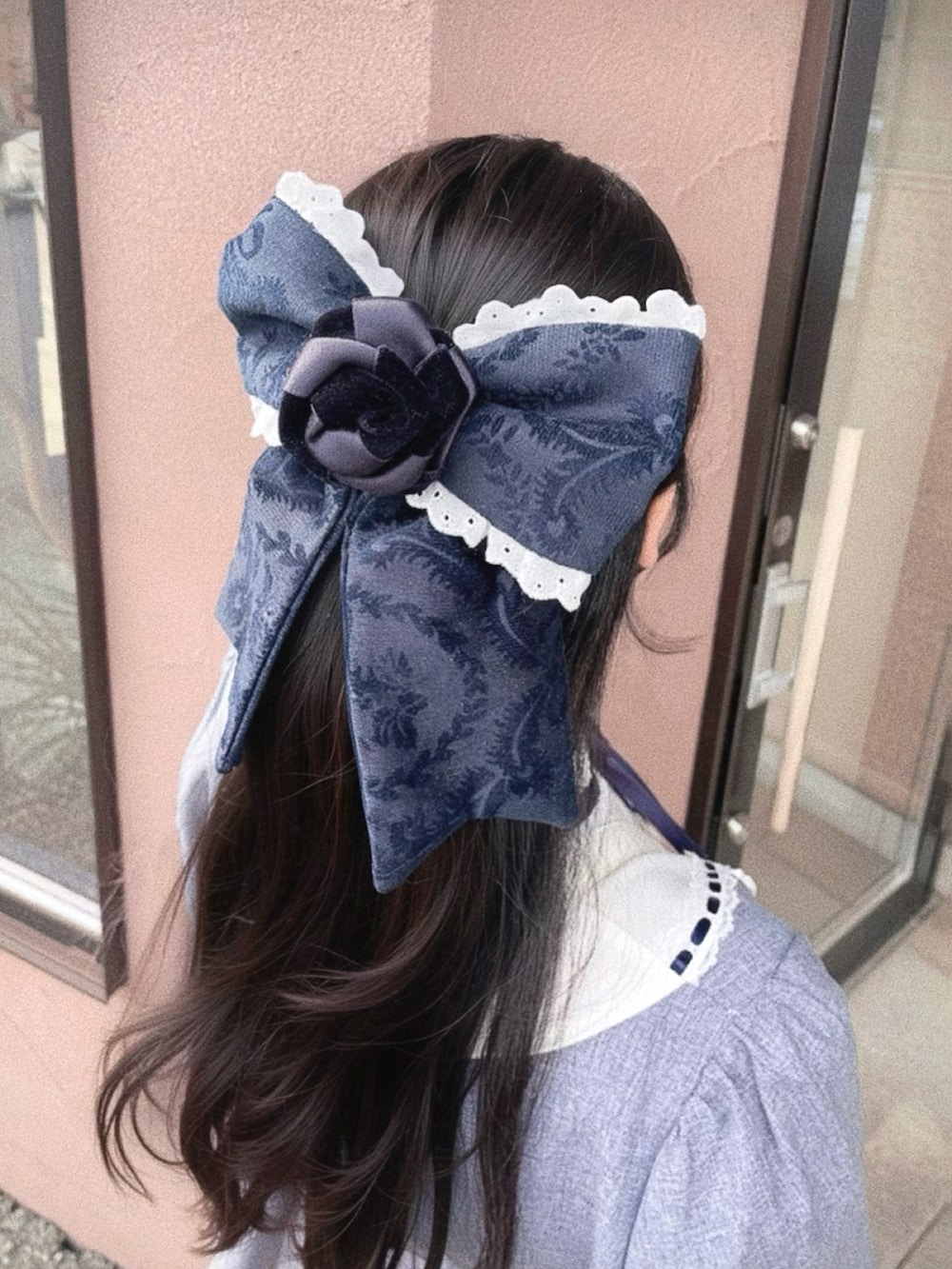 ブルー系のワンピース、ホワイト系のショルダーバッグ、ブラック系のシューズを着用したレディースの春コーディネートの2枚目の写真