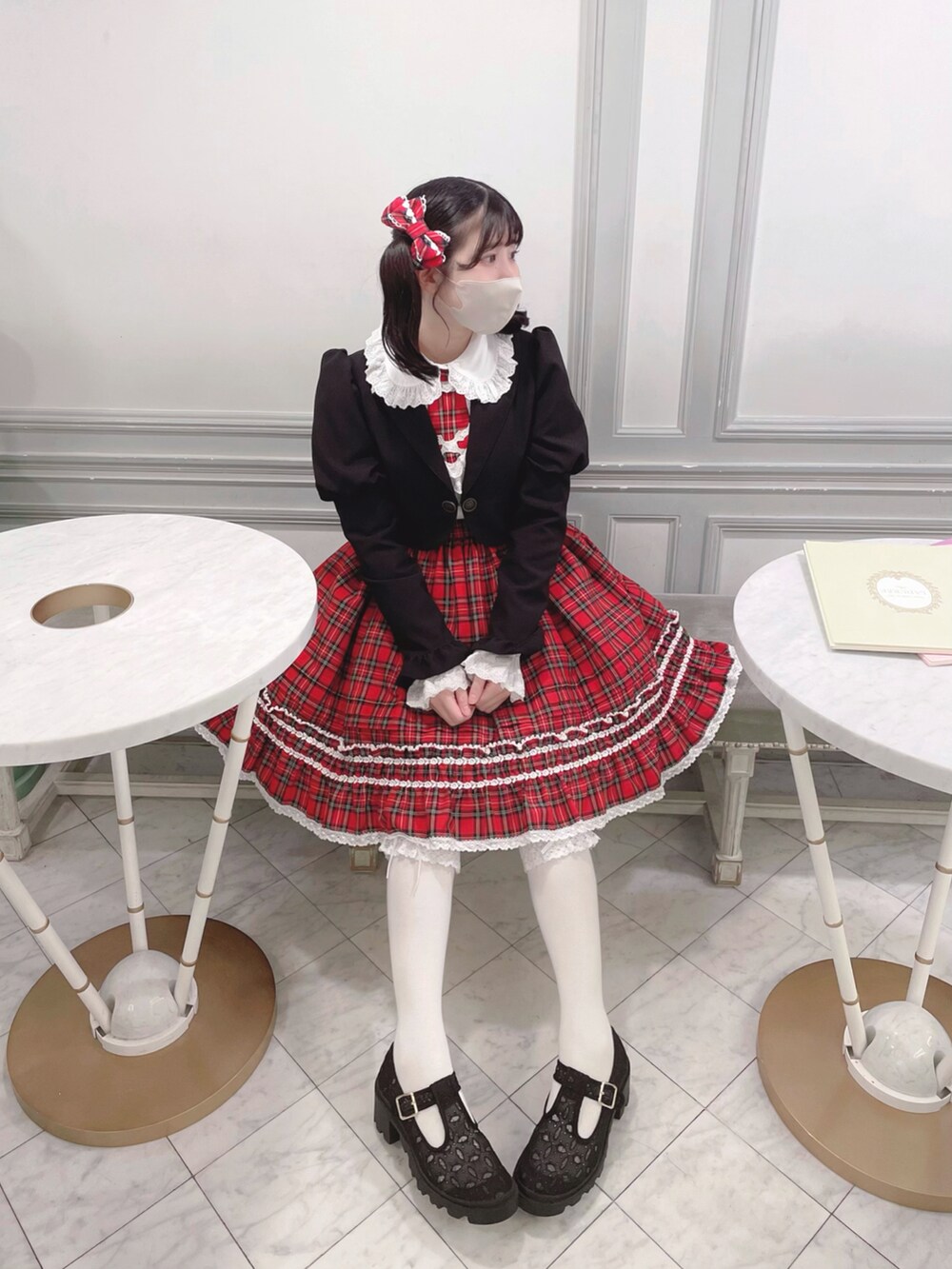 ブラック系のジャケット/アウター、レッド系のスカート、ブラック系のドレスシューズを着用したレディースの春コーディネートの2枚目の写真