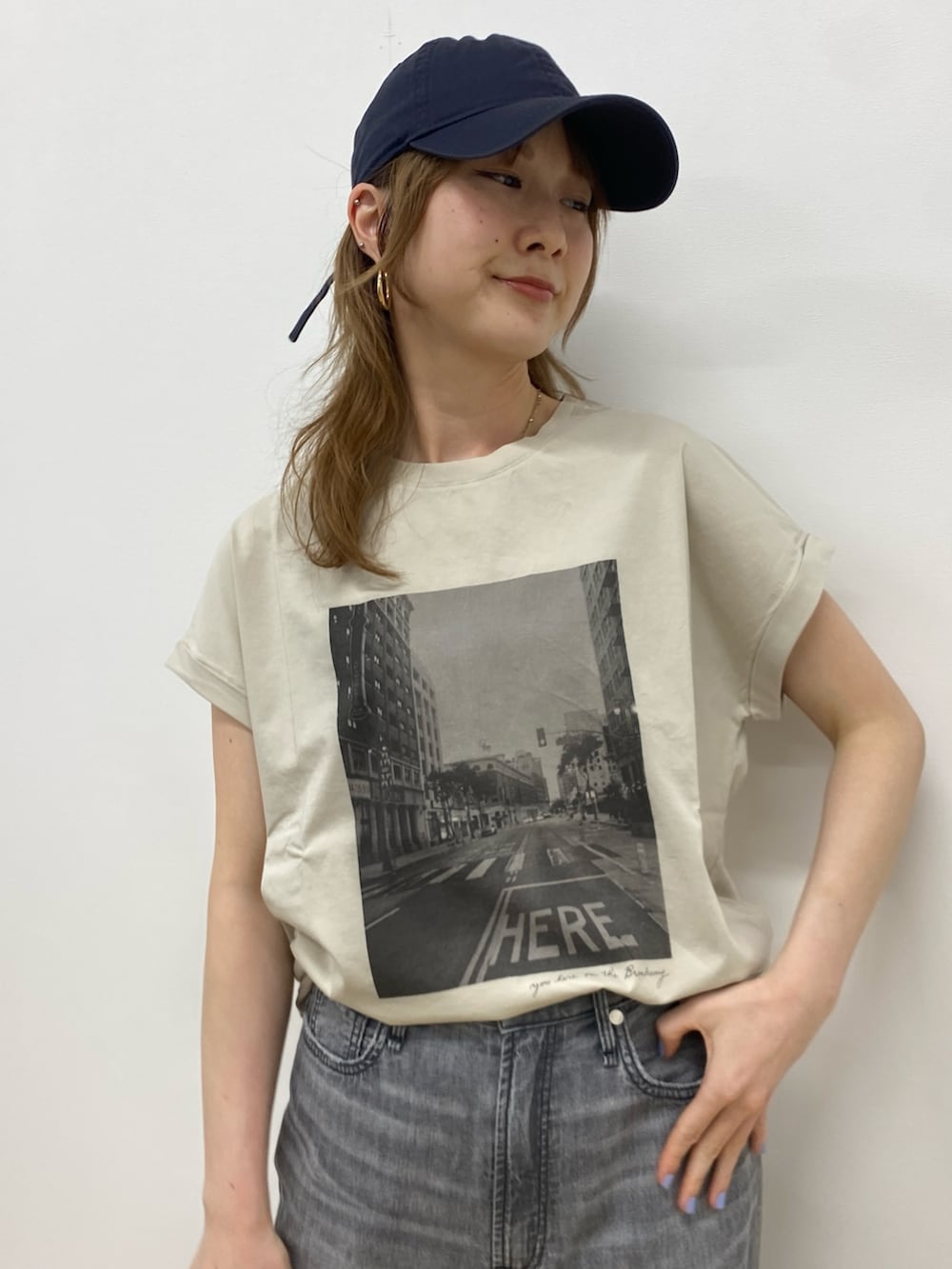 「mica&deal、プリントT、プリントTシャツ、Tシャツ、デニムパンツ、デニムコーデ、ブラックデニム、オトナカジュアル、休日、休日スタイル」｜「Rouge vifの【MICA&DEAL /マイカアンドディール】 cityフォトプリントTシャツ（Tシャツ/カットソー、ベージュ系）」を使った、うっちーさん（骨格ストレート・レディース・157cm）の春コーディネートの7枚目の写真