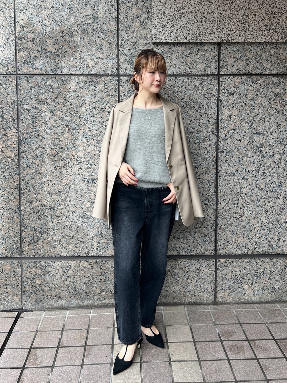 「ジャケット、ニット、休日スタイル、きれいめカジュアル、ラメニット、オトナカワイイ」｜「EMMA　ROUGE VIFの【一部店舗限定】3wayルーズラメニット（ニット/セーター、グレー系）」を使った、うっちーさん（レディース・157cm）の冬コーディネートの3枚目の写真