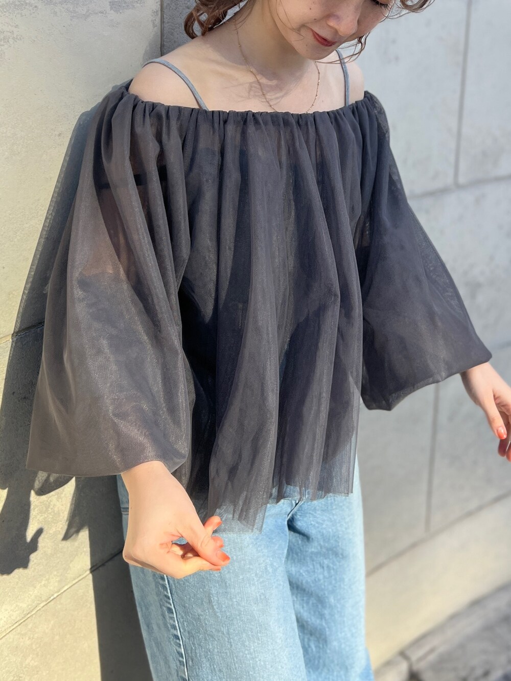 グレー系のシャツ/ブラウス、ブルー系のデニムパンツ、ゴールド系のネックレスを着用したレディースの冬コーディネートの9枚目の写真