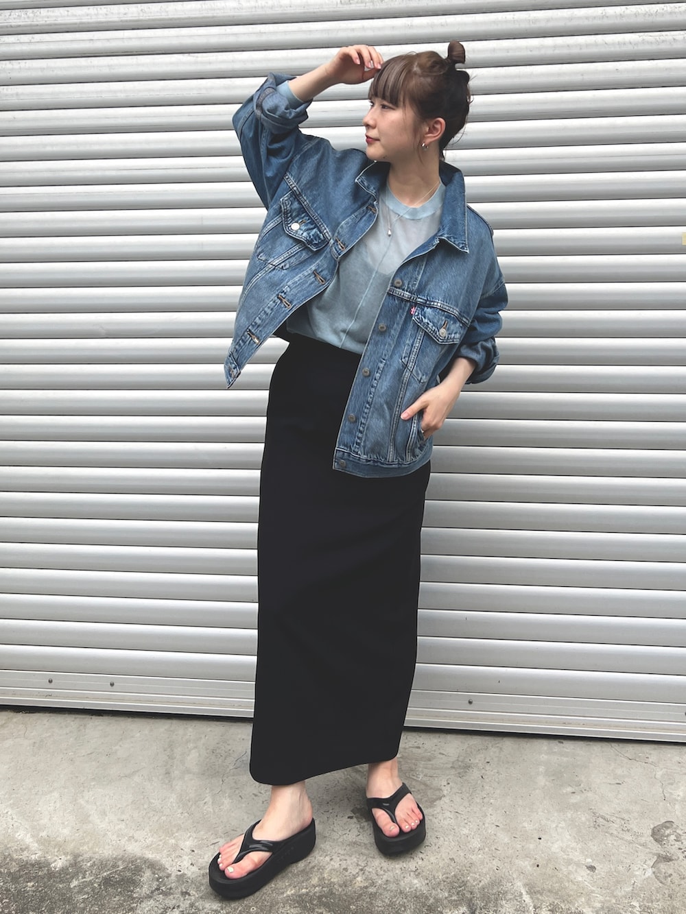 「秋コーデ、デニムジャケット、Levi's、ダンボール素材、シアーニット、おでかけコーデ」｜「Levi'sの【Levi's/リーバイス】90S トラッカージャケット SOFT AS BUTTER MID（デニムジャケット、ブルー系）」を使った、うっちーさん（レディース・157cm）の秋コーディネートの2枚目の写真