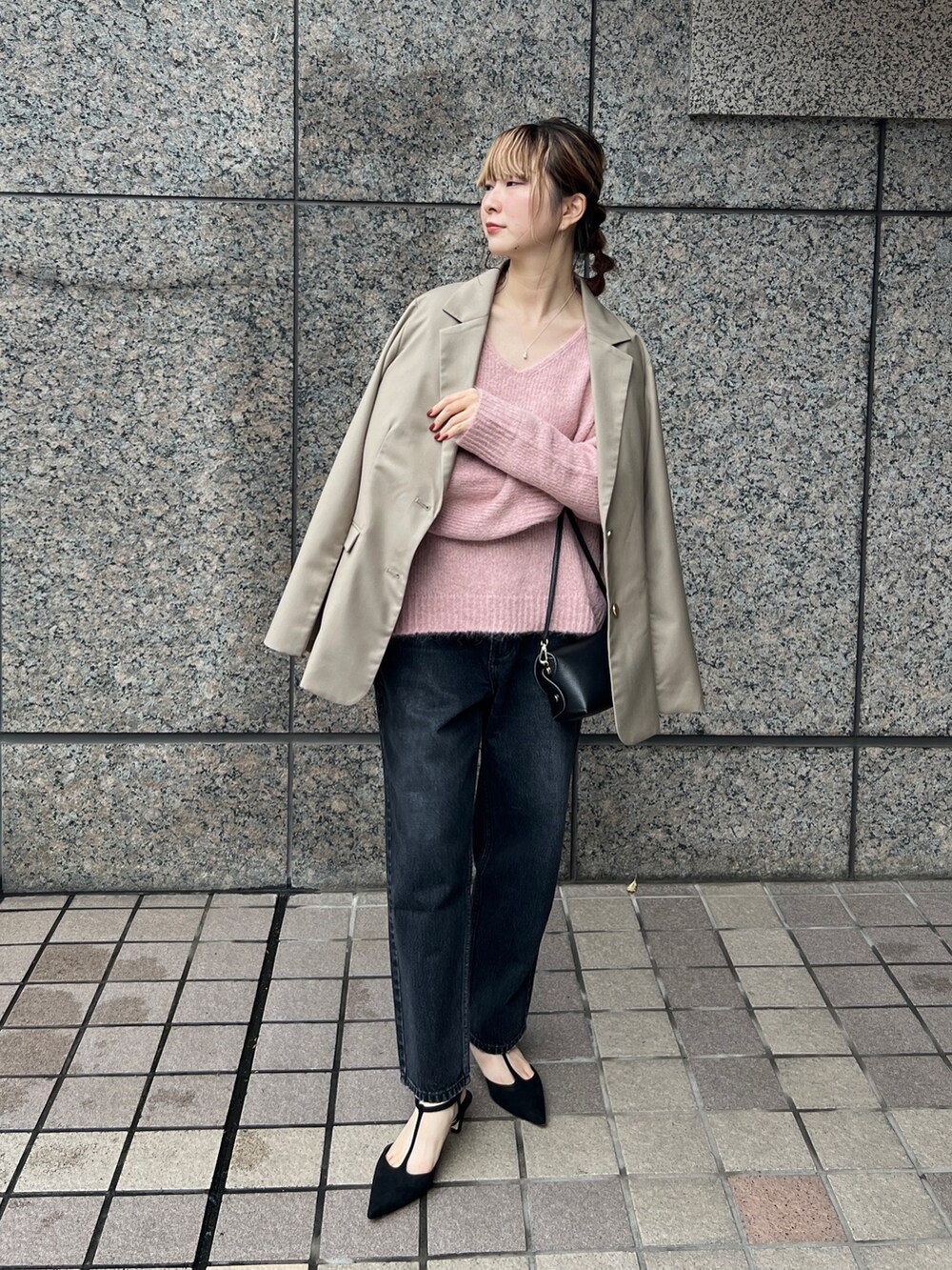 ピンク系のニット/セーター、ベージュ系のセットアップ、ブラック系のショルダーバッグを着用したレディースの秋コーディネートの3枚目の写真