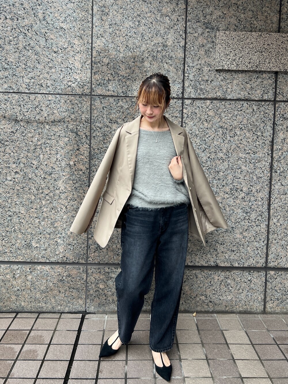 「ジャケット、ニット、休日スタイル、きれいめカジュアル、ラメニット、オトナカワイイ」｜「EMMA　ROUGE VIFの【一部店舗限定】3wayルーズラメニット（ニット/セーター、グレー系）」を使った、うっちーさん（レディース・157cm）の冬コーディネートの5枚目の写真