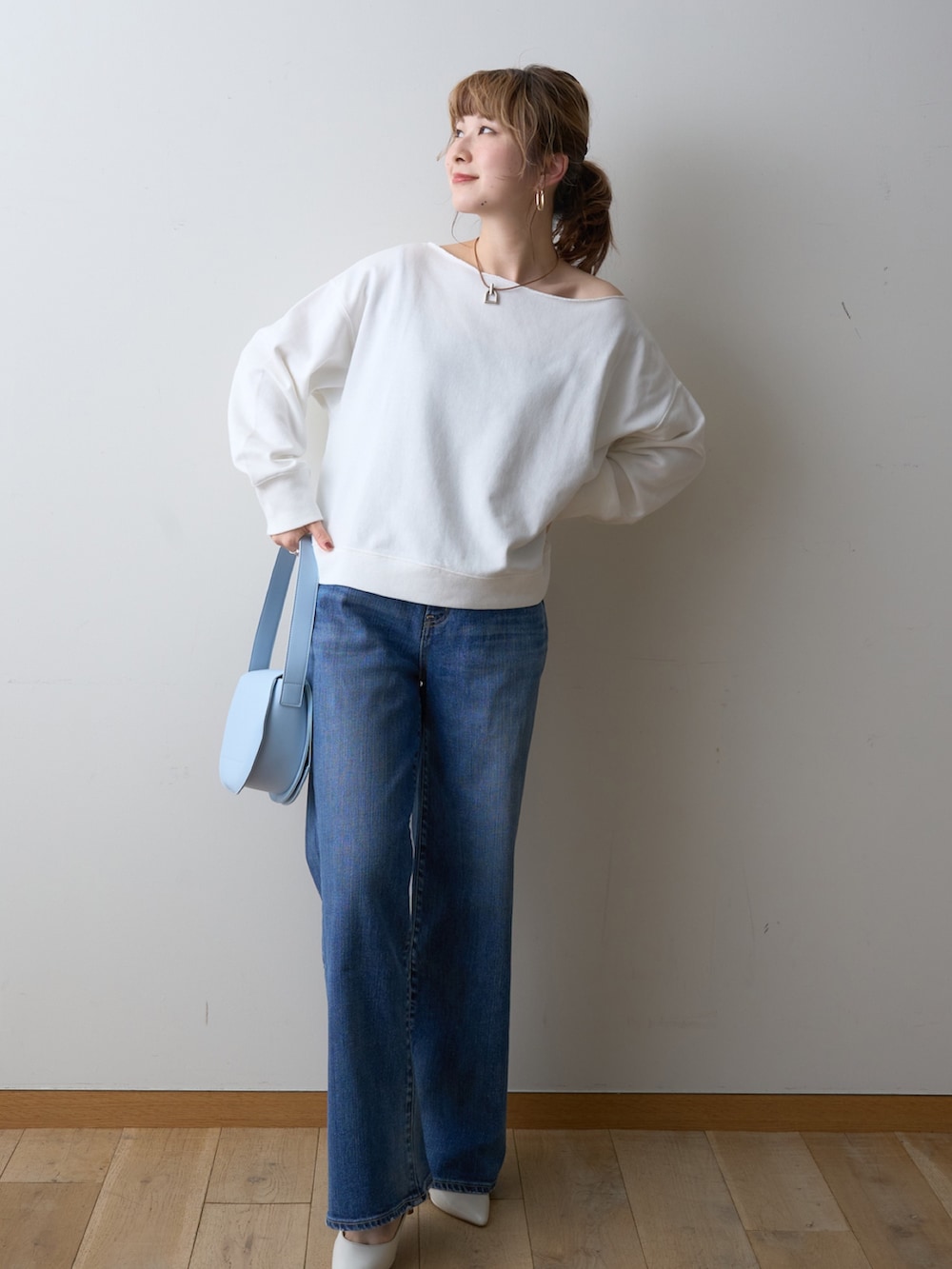 「春コーデ、スウェット、ワンショルダー、デニム、休日スタイル、きれいめカジュアル」｜「EMMA　ROUGE VIFの【一部店舗限定】オフショルルーズスウェット（Tシャツ/カットソー、ホワイト系）」を使った、うっちーさん（レディース・157cm）の冬コーディネートの3枚目の写真