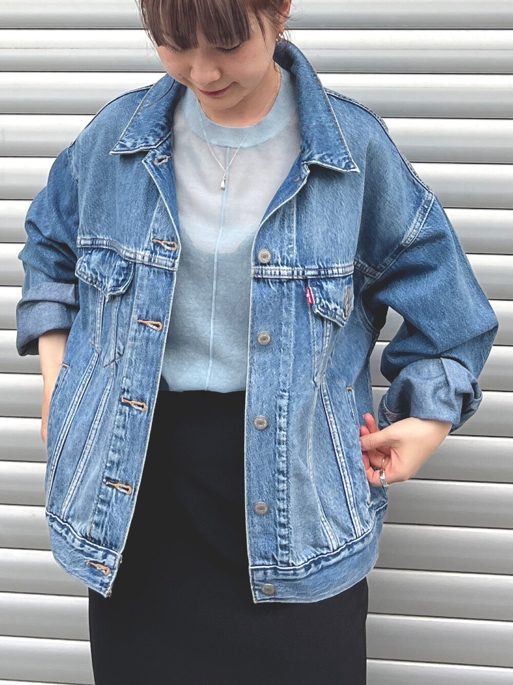 「秋コーデ、デニムジャケット、Levi's、ダンボール素材、シアーニット、おでかけコーデ」｜「Levi'sの【Levi's/リーバイス】90S トラッカージャケット SOFT AS BUTTER MID（デニムジャケット、ブルー系）」を使った、うっちーさん（レディース・157cm）の秋コーディネートの6枚目の写真