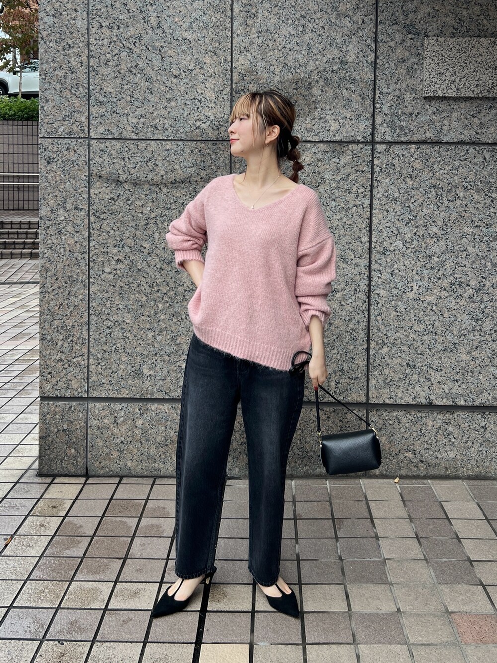 ピンク系のニット/セーター、ベージュ系のセットアップ、ブラック系のショルダーバッグを着用したレディースの秋コーディネートの6枚目の写真