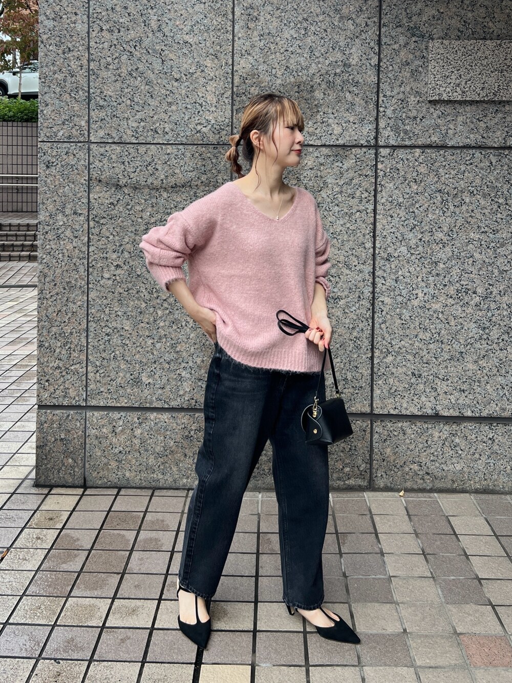 ピンク系のニット/セーター、ベージュ系のセットアップ、ブラック系のショルダーバッグを着用したレディースの秋コーディネートの8枚目の写真