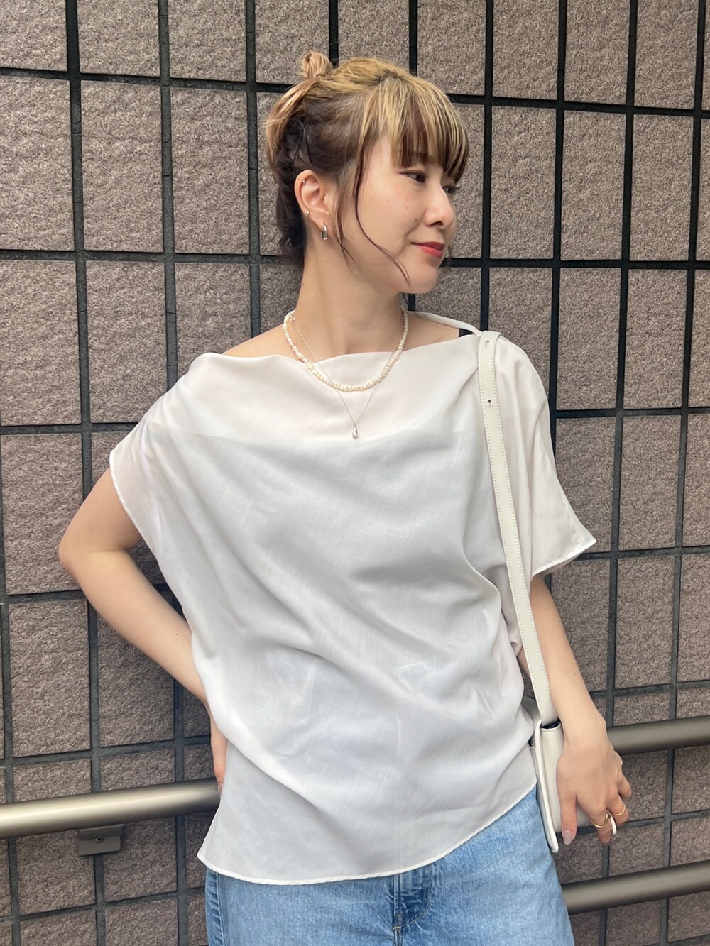 「秋コーデ、ショルダーバッグ、大人カジュアル、パンツスタイル、デニムパンツ、upper hights、アシンメトリートップス」｜「Rouge vifのスクエアショルダーバッグ（ショルダーバッグ、ホワイト系）」を使った、うっちーさん（レディース・157cm）の秋コーディネートの6枚目の写真