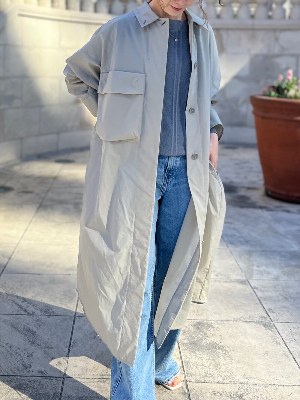 ベージュ系のその他アウター、グレー系のニット/セーター、ブルー系のデニムパンツを着用したレディースの冬コーディネートの2枚目の写真