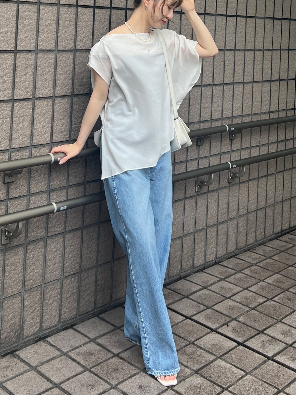 「秋コーデ、ショルダーバッグ、大人カジュアル、パンツスタイル、デニムパンツ、upper hights、アシンメトリートップス」｜「Rouge vifのスクエアショルダーバッグ（ショルダーバッグ、ホワイト系）」を使った、うっちーさん（レディース・157cm）の秋コーディネートの3枚目の写真