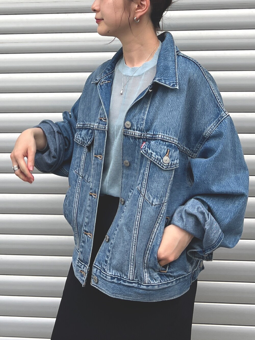 「秋コーデ、デニムジャケット、Levi's、ダンボール素材、シアーニット、おでかけコーデ」｜「Levi'sの【Levi's/リーバイス】90S トラッカージャケット SOFT AS BUTTER MID（デニムジャケット、ブルー系）」を使った、うっちーさん（レディース・157cm）の秋コーディネートの7枚目の写真