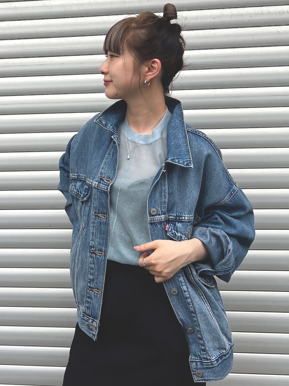 「秋コーデ、デニムジャケット、Levi's、ダンボール素材、シアーニット、おでかけコーデ」｜「Levi'sの【Levi's/リーバイス】90S トラッカージャケット SOFT AS BUTTER MID（デニムジャケット、ブルー系）」を使った、うっちーさん（レディース・157cm）の秋コーディネートの4枚目の写真