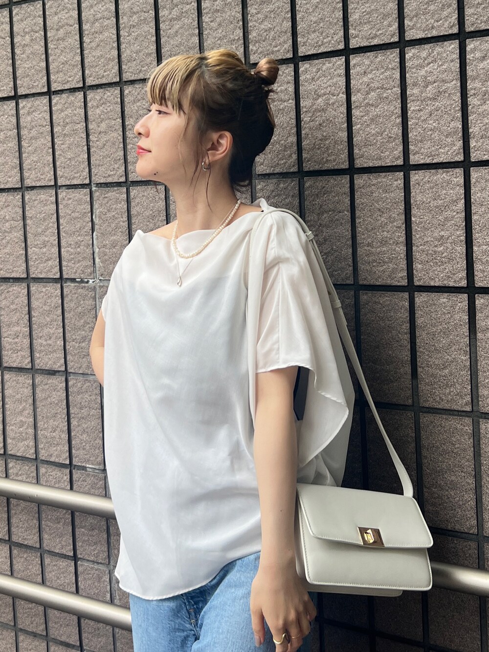 「秋コーデ、ショルダーバッグ、大人カジュアル、パンツスタイル、デニムパンツ、upper hights、アシンメトリートップス」｜「Rouge vifのスクエアショルダーバッグ（ショルダーバッグ、ホワイト系）」を使った、うっちーさん（レディース・157cm）の秋コーディネートの7枚目の写真
