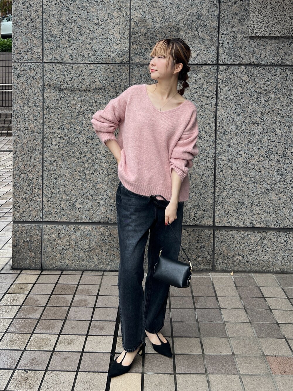 ピンク系のニット/セーター、ベージュ系のセットアップ、ブラック系のショルダーバッグを着用したレディースの秋コーディネートの7枚目の写真
